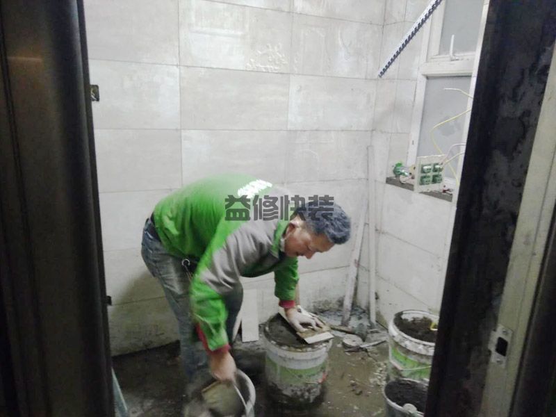 客廳貼了墻磚以后潮濕怎么辦,在縫隙處用毛筆刷一道防水劑(圖1)