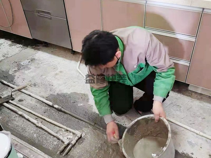 家里廚房水管地面滲水那家公司能修，家里廚房水管地面滲水常見原因(圖2)